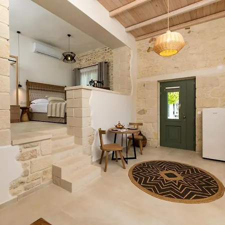Amvikas Suites-sitia, By Comfortbnb