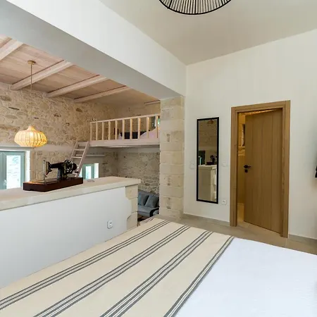 Amvikas Suites-sitia, By Comfortbnb